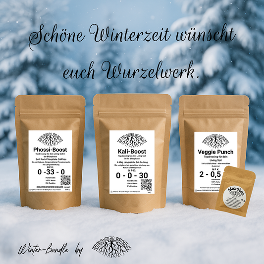Wurzelwerk Winter-Bundle drei 250-g-Beutel VeggiePunch, KaliBoost und PhossiBoost plus Microbes im Winter-Setup auf Schnee.